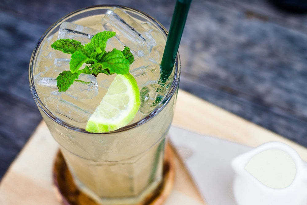 ¿De verdad beber agua con limón ayuda a adelgazar?